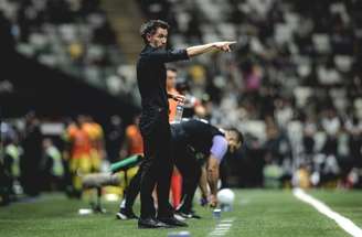 Barba orienta o time alvinegro à beira do campo –