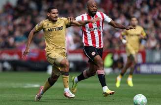 Adam Wharton finaliza para anotar o segundo gol do Crystal Palace no empate diante do Brentford  –