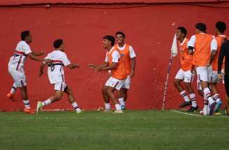 Jogadores do São Paulo antes da partida diante do América-MG, fora de casa –