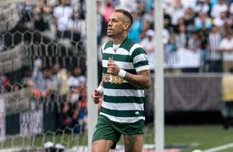 Josué comemora o gol de pênalti marcado na vitória sobre o Santos –