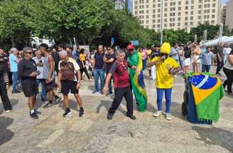 Cristiano com dois cartazes bem-humorados na Praça Mauá – Carlos Alberto Vieira/Jogada 10