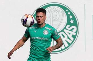 Paulinho durante treinamento, na Academia de Futebol. –