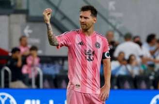 Messi, sem gostar nada do que ouve da torcida, faz gestos de desaprovação em direção às arquibancadas –
