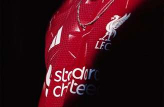 Virgil van Dijk com a nova camisa dos Reds –