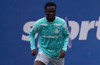 Koné com outros integrantes do elenco do Palmeiras –