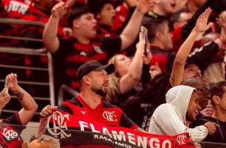 Jogadores do Flamengo exaltam torcida após empate com o Athletico, em Curitiba –