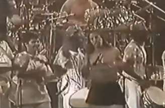 O dia em que o Red Hot Chili Peppers tocou com uma Escola de Samba no Brasil