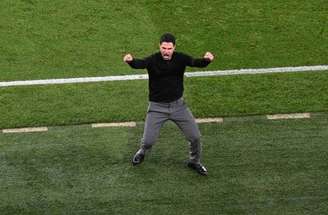 Mikel Arteta, técnico do Arsenal, comemora ao lado dos jogadores a classificação para a final da Champions –