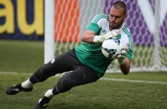 O goleiro Deola em jogo contra a equipe a Chapecoense pelo Brasileirão –