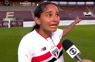 Momento em que Sarah comunica à arbitragem sobre ocorrido –