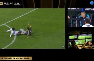 Gerson foi expulso após dividir a bola com o adversário, também no segundo tempo –