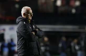 Dorival Júnior passa orientação à Wendell na beira do campo – Fotos: Rubens Chiri e Miguel Schincariol/Saopaulofc.net