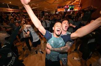 Elenco do Arsenal faz a festa no CT do clube logo após o apito final do empate entre Manchester City e o Bournemouth –