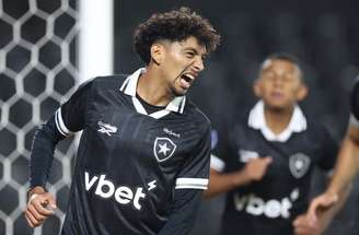 Medina passa pelo goleiro adversário –