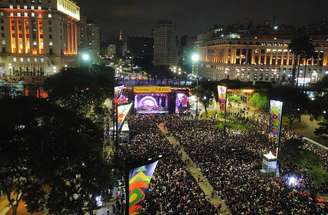 A plateia assiste o cantor Belo durante apresentação no palco Anhangabaú durante a Virada Cultural 2025