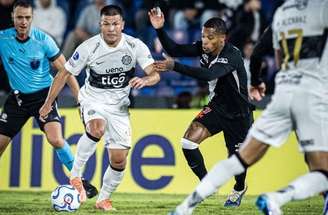Divulgação/Olimpia - Legenda: Com um a menos, Vasco foi derrotado pelo Olimpia