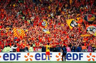 Jogadores de Lens e Nice em disputa de bola na final da Copa da França –