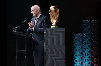 Gianni Infantino, presidente da FIFA, com a taça da Copa do Mundo (Photo by Alex Wong/Getty Images)