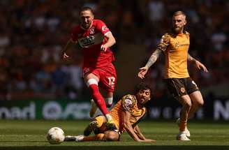 Hull City (de amarelo) leva a melhor sobre o Middelsbrough e volta à elite inglesa.