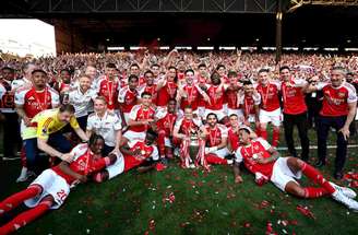 Arteta e todo o Arsenal comemoram o título da Premier League –
