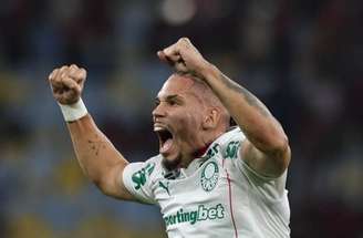 Paulinho provocou após marcar o terceiro gol do Palmeiras contra o Flamengo –