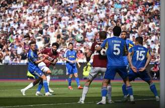 O goleiro Hermansen, do West Ham , evita o que seria o gol do Leeds, no duelo em que o West Ham, mesmo com a vitória, caiu para a Segundona inglesa.