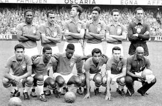 Pelé iniciou a Copa no banco e terminou como artilheiro –