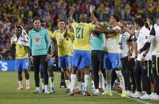 Torcida brasileira compareceu na Granja Comary nesta terça-feira –