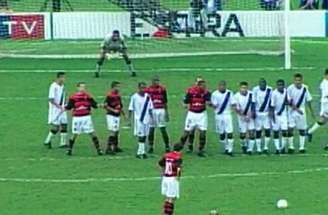 Petkovic corre para o abraço após marcar golaço do tri do Flamengo no Carioca –