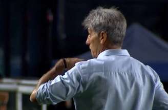 Renato Gaúcho fez sinais par a torcida enquanto deixava o gramado após derrota para o Bragantino –