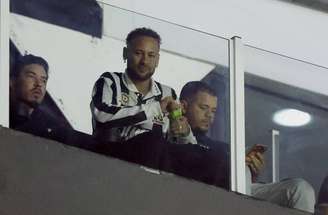 Neymar esteve com Rodrygo no jogo do Santos pela Sul-Americana-