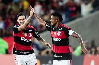 O capitão Bruno Henrique domina a bola durante o duelo do Flamengo com o Cusco.