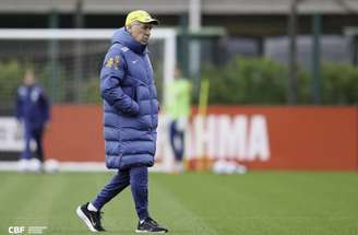 Danilo foi ausência no primeiro treino da Seleção na Granja Comary –