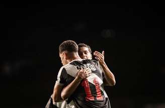 Bruno Lopes e Zuccarello (de costas) formam excelente dupla na base do Vasco –