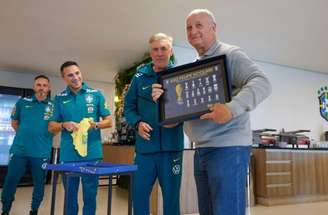 Felipão recebeu de Rodrigo Caetano e Carlo Ancelotti uma homenagem da CBF –