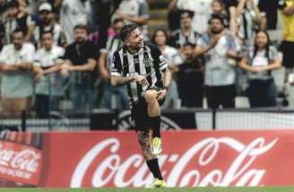 Jogadores de Galo e Puerto Cabello em disputa de bola na Sul-Americana –