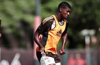 João Victor participou do treino do Flamengo desta quinta-feira (28/5) –
