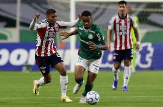 Abel Ferreir observa o comportamento do Palmeiras durante o jogo em que o seu time fez 4 a 1 no Junior-COL. 