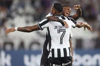 Kadir (esq.) comemora gol com Jr Santos –