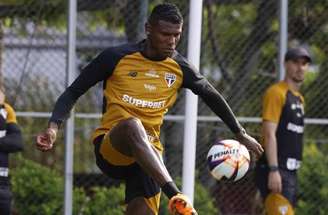 São Paulo negocia empréstimo de Arboleda para o Vitória –