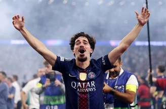 Vitinha celebra conquista do PSG frente a frente com o troféu da Champions, em Budapeste –