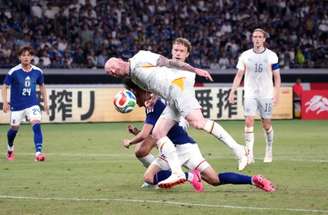 Ogawa (camisa 19) festeja com os companheiros do gol da vitória do Japão sobre a Islândia.