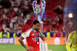 Gabriel Magalhães, do Arsenal, recebe abraço de Marquinhos, do PSG, após a decisão da Champions –