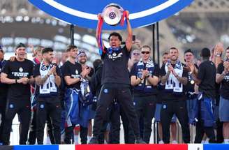 Désiré Doué celebra com o troféu da Champions durante o desfile dos jogadores do Paris Saint-Germain –