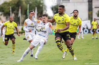 Jogadores do São Bernardo celebram gol no empate diante do Novorizontino –