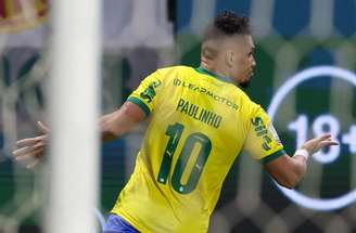 Paulinho em ação com a camisa do Palmeiras diante da Chapecoense –
