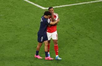 Gabriel Magalhães decepcionado pela perda do pênalti que resultou no vice-campeonato de sua equipe, o Arsenal, na final da Champions –