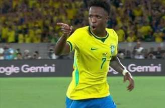 Paquetá marca e celebra com os companheiros