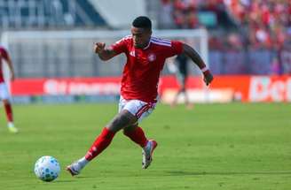 Alan Patrick em tentativa de dar lucidez ao setor ofensivo colorado na derrota deste domingo (31) para o RB Bragantino –