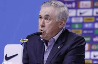 Casemiro marca o segundo gol do Brasil é festejado pelos companheiros.